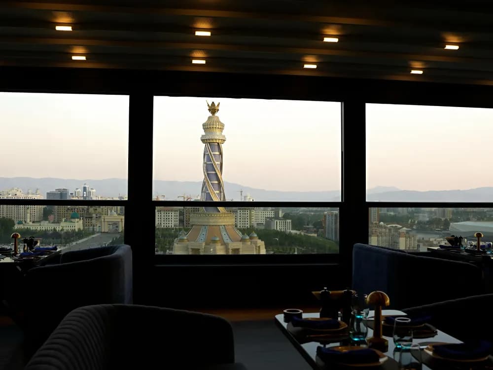 Элегантный интерьер SKY Lounge Dushanbe в тёплом свете